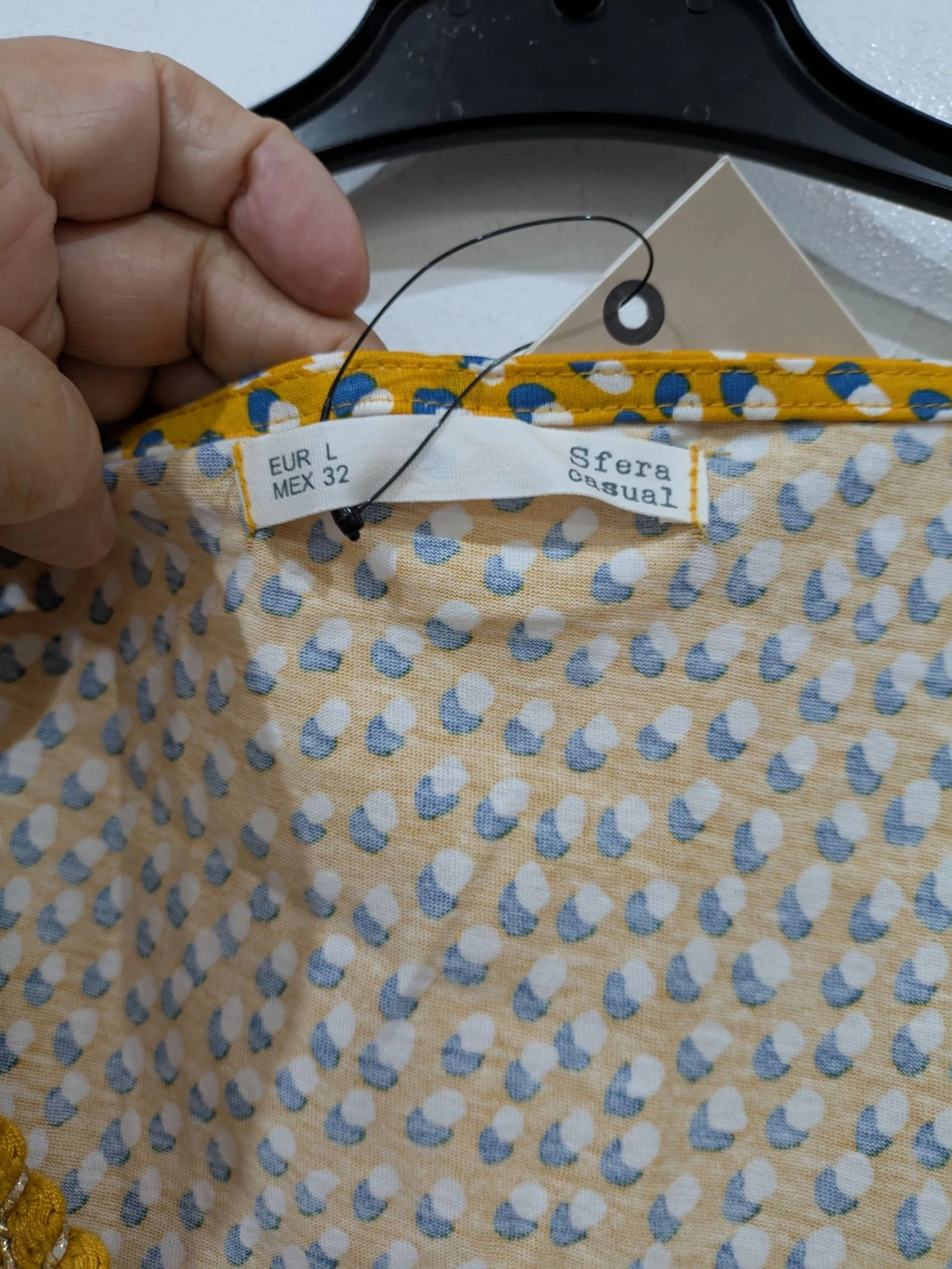 Top sin mangas amarillo mostaza con estampado de lunares. Talla L de Sfera  – photo 4